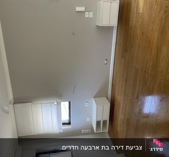 קיר צבוע בצבע אפור בהיר עם שקעי חשמל